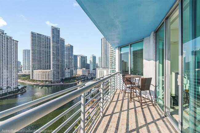 Foto del edificio - 325 S Biscayne Blvd