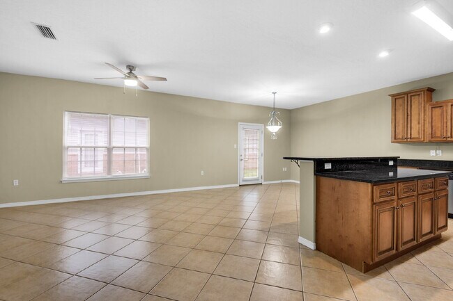Foto del edificio - "Charming 3-Bedroom Townhouse Oasis in For...