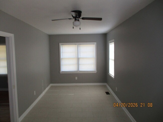 Foto del edificio - 1906 W Whitney Ave