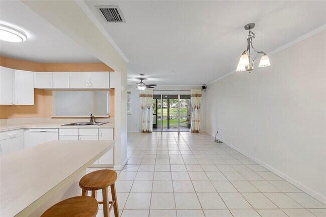 Foto del edificio - 2169 Discovery Cir W