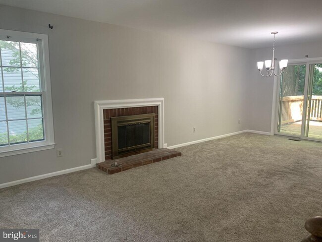 Building Photo - 9115 Lake Braddock Dr