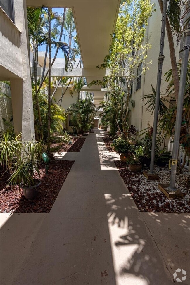 Building Photo - 20350 W Country Club Dr