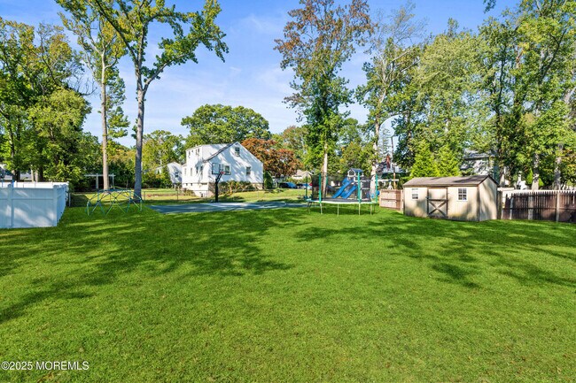 Building Photo - 437 Redmond Ave