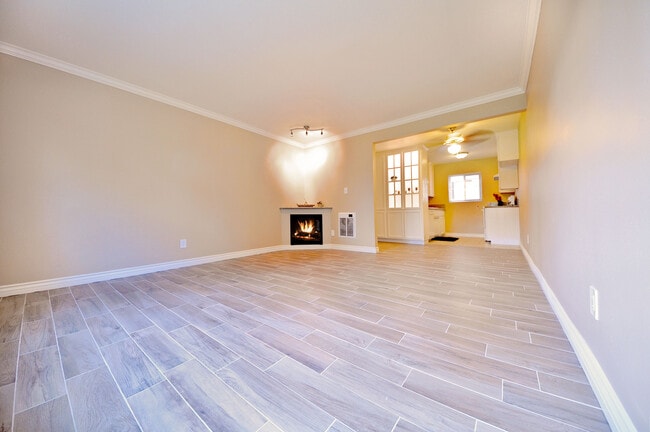 Building Photo - Walnut Grand