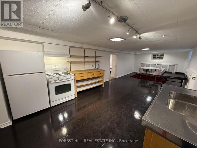 Photo du bâtiment - 17 Braemar Ave