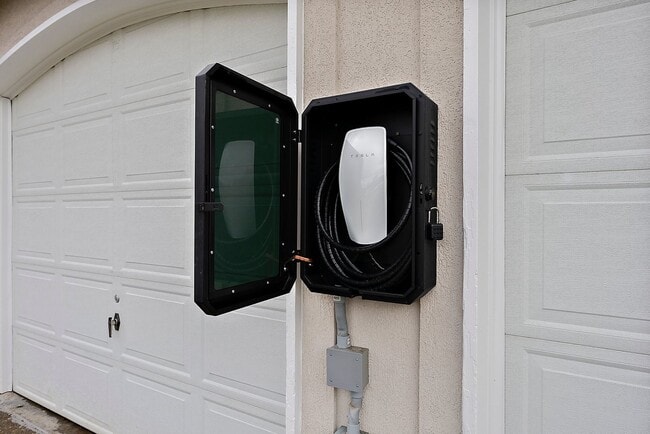 Building Photo - Immaculate 4-Bed Federal Way Home | Smart Tech, Tesla Charger, & Near JBLM!