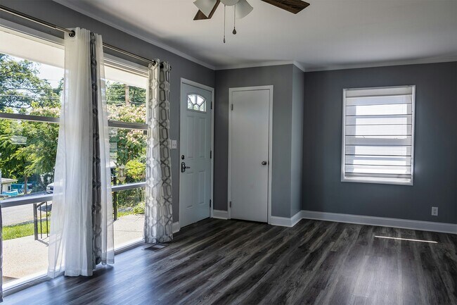 Foto del edificio - 1617 Crestmont Dr