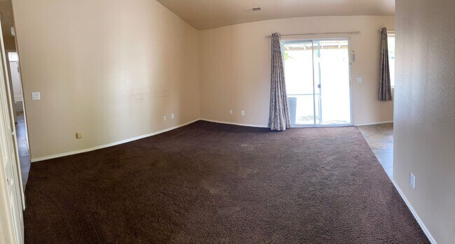Foto del edificio - Nice 3 Bedroom 2 Bath Home with POOL and RV Parking