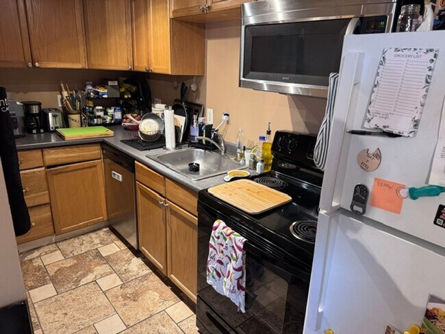 Foto del edificio - WOW!!!!  GREAT DEAL!  1 BEDROOM ON ALLSTON/BRIGHTON LINE AVAIL 9/1