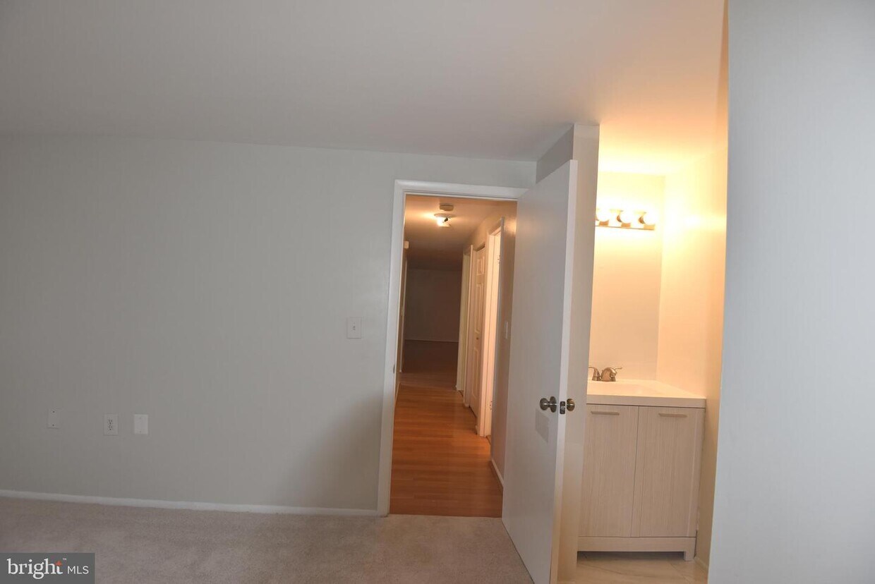 18200 Swiss Cir Unit 2202, Germantown, MD 20874 Room for Rent in