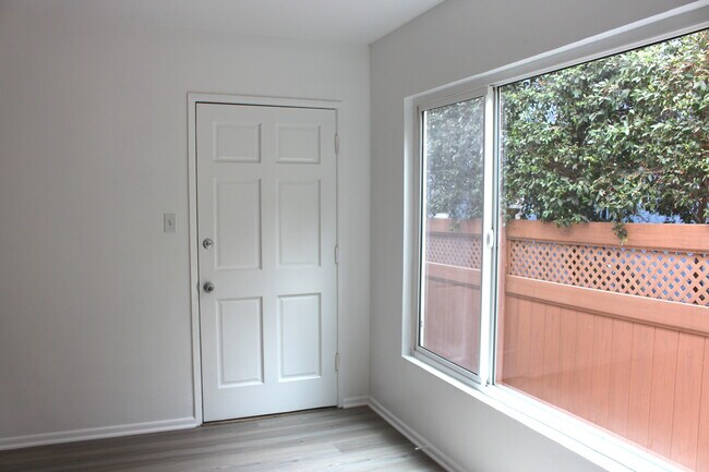 Building Photo - 447 S Palm Dr