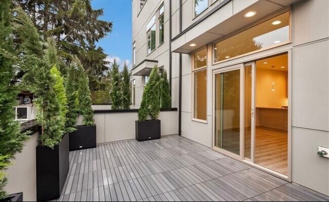 Building Photo - Sophisticated 3 Bedroom Townhome
