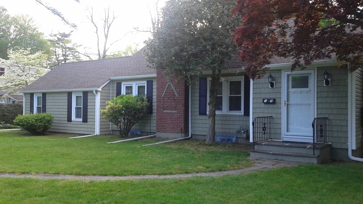 main house with 1 bedroom apartment attached - 15 Ingersoll St