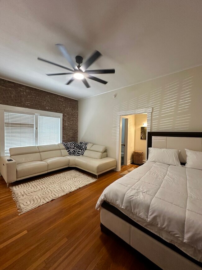 Foto del edificio - 325 W 3rd St