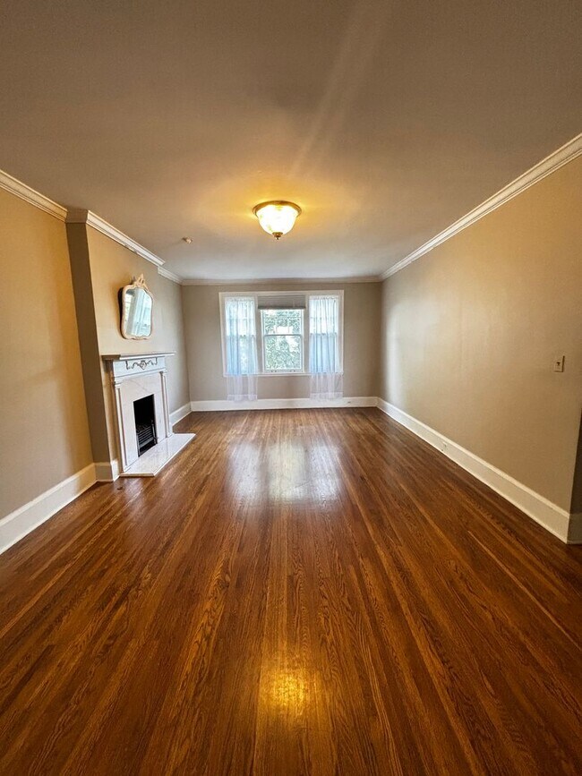 Building Photo - Immaculate 2/1.5/1 Condo off of Riverside Dr with a perfect river view from the top floor!