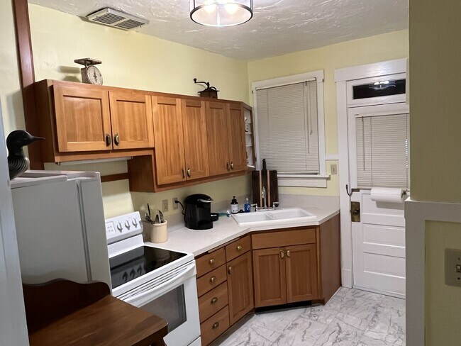 Building Photo - 247 Cedar