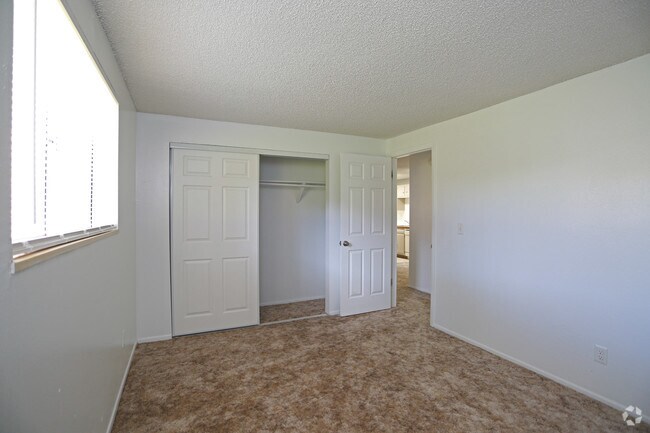 2BR, 1BA - 850 SF - Centennial Place