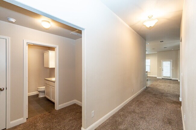 Foto del edificio - Beautiful & Spacious four bedroom in Bell ...