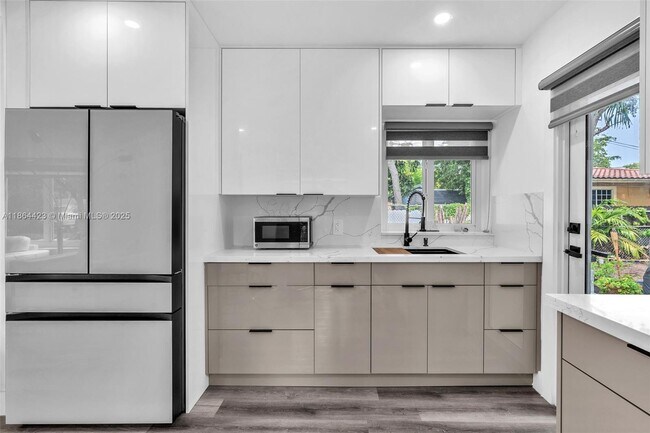 Foto del edificio - 886 NE 134th St