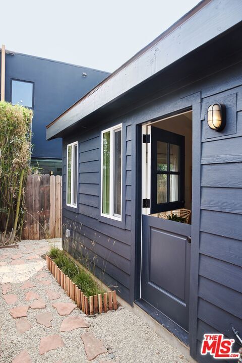 Foto del edificio - 1249 N Hoover St