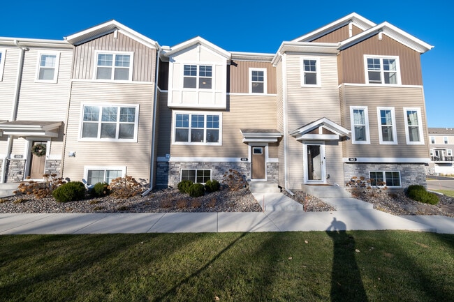 Building Photo - 858 Roselyn Dr