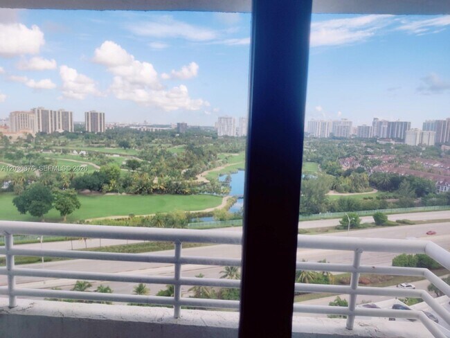 Foto del edificio - 3300 NE 192 St