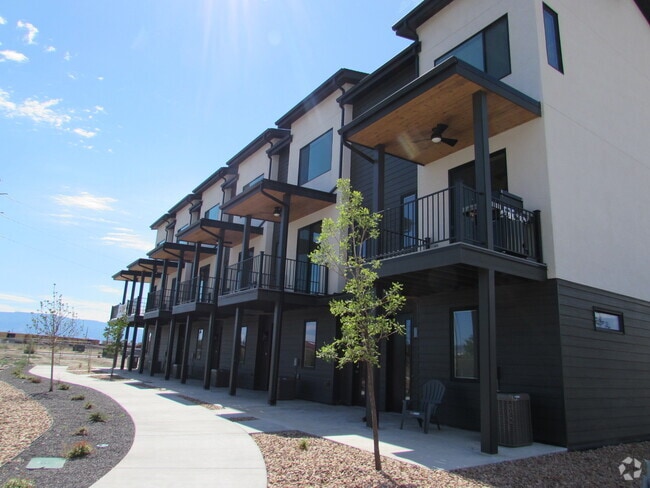 Building Photo - 600 Lawrence Ave