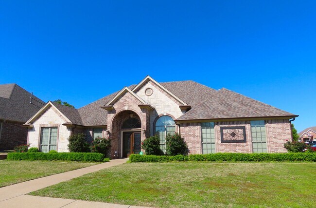 Building Photo - Stunning 3 Bedroom, 2-1/2 Bath Home w/Office!