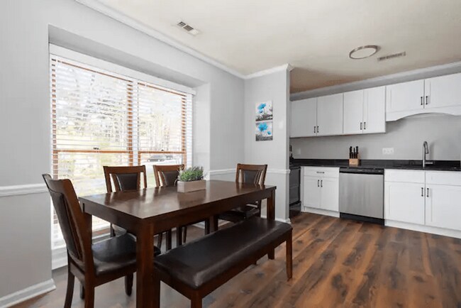 Foto del edificio - 2-Bedroom, 2-Bath Apartment in Fayetteville – Spacious Layout & Great Location!