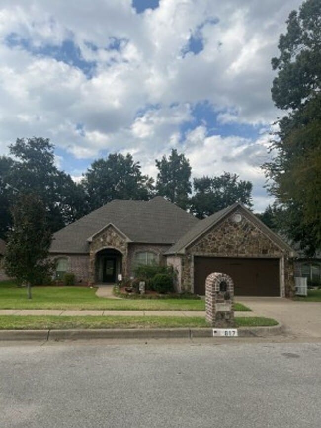 Building Photo - 617 Huntwick Ln