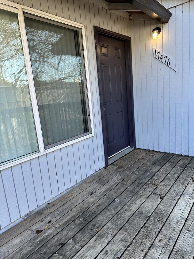 3 - Bedroom Apartment, Upstairs, Near Tran... - 3 - Bedroom Apartment, Upstairs, Near Tran...