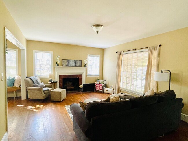 Foto del edificio - Beautiful home with old fashioned charm! W...