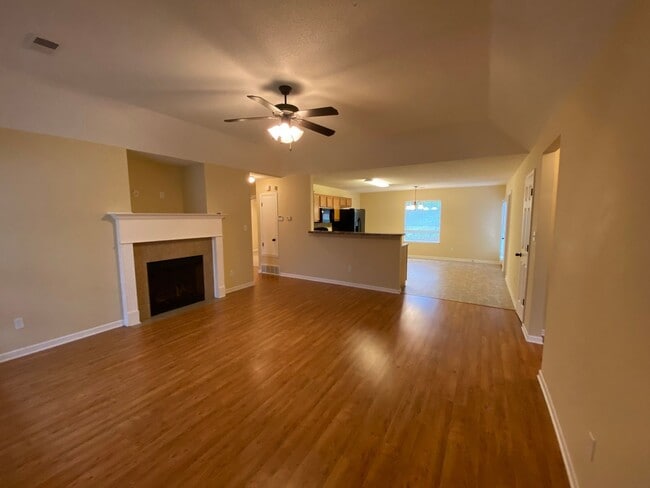 Building Photo - CUTE 3 BED 2 BATH HOME IN SPRING LAKE SUBDIVISION!!