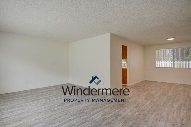 Foto del edificio - 4 bedroom 3 bathroom pet friendly home