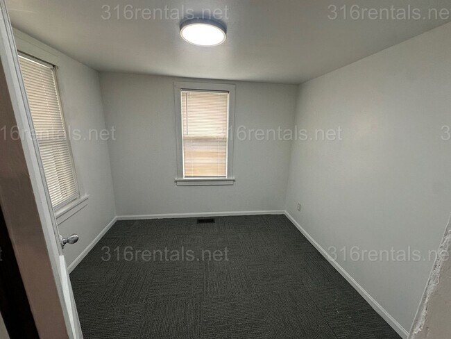 Building Photo - $1150- 3 bed 1 bath - Single Family Home