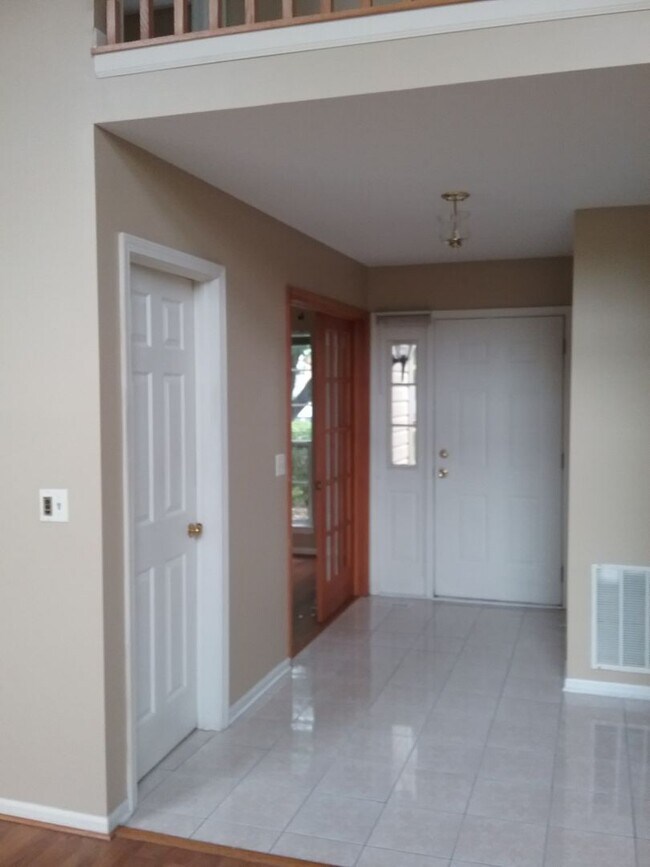 Foto del edificio - Large 3 Bedroom End Unit Located in the Ke...