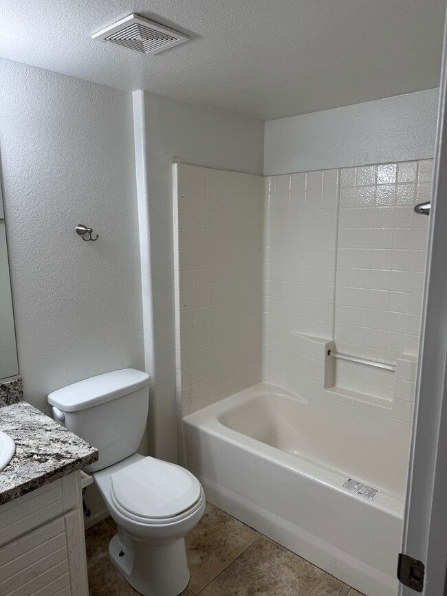 Building Photo - Amazing 3 Bedroom 2.5 Bathroom Two Story C...