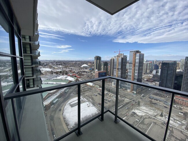 Photo du bâtiment - Spacious 2-Bedroom Condo-Stunning City and Mountain Views-Tandem Parking (IP090)