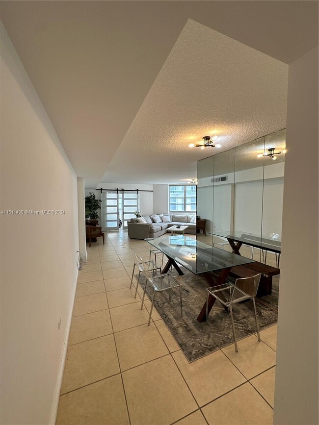 Building Photo - 825 Brickell Bay Dr