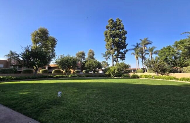 Foto del edificio - 6600 Warner Ave