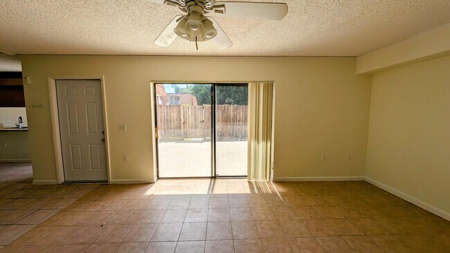 Foto del edificio - 555 Green Springs Pl