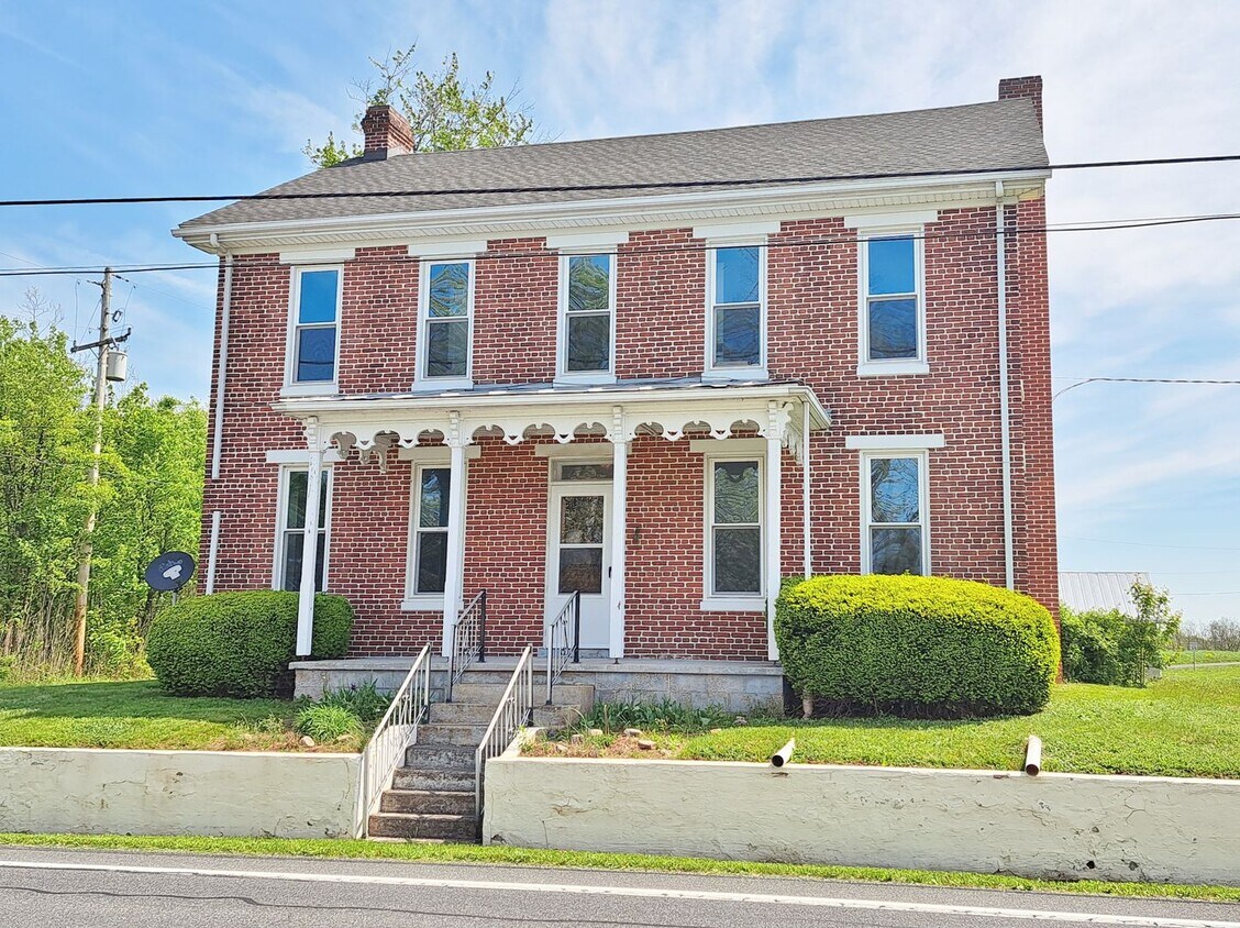 Foto principal - 3 Bed / 1-1/2 Bath Single Family w/2 Car G...