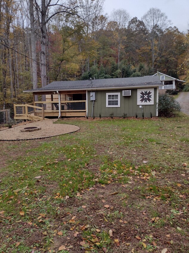 1924 Lamb Mountain Rd, Hendersonville, NC 28792 House Rental in