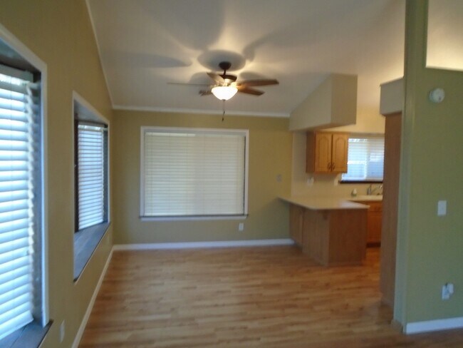 Foto del edificio - 3 BED 2 BATH HOUSE WITH FENCED BACKYARD IN SHASTA LAKE