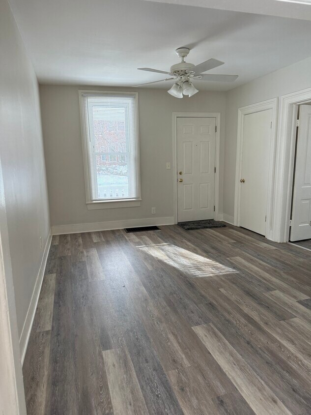 Foto principal - 813 W Saint James St