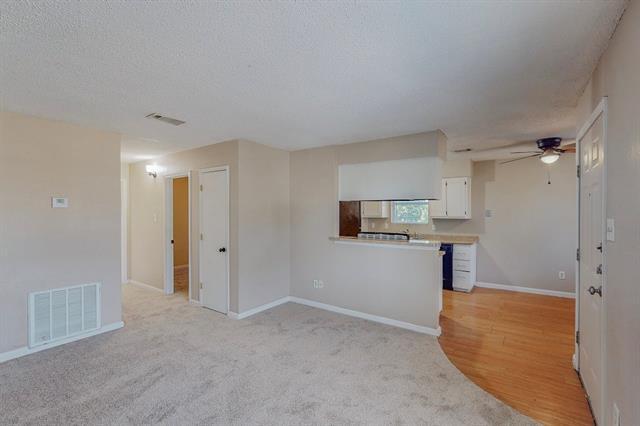 Foto del edificio - 301 Kings Way Dr