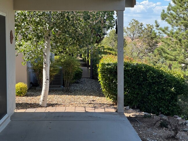 Nice outdoor space with hookup for gas BBQ - 1611 Addington Dr