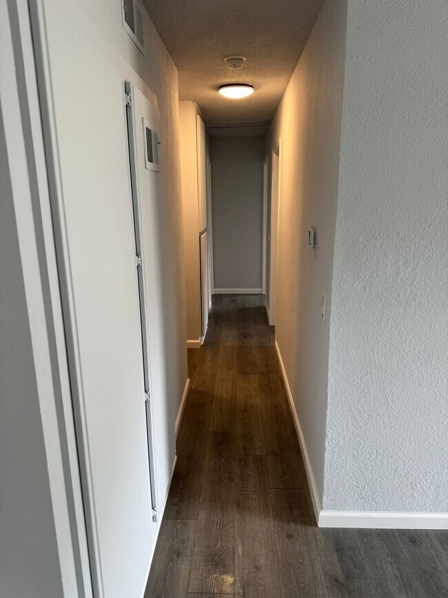 Building Photo - Remodeled Condo in Moorpark
