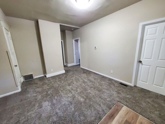 Foto del edificio - 22nd St Duplex - Near Drake University
