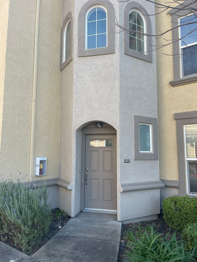 Building Photo - Vessona: Desirable Gated Community: 2bdrm 2bath with Loft!